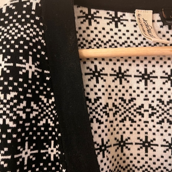 Obermeyer wrap black and white sweater size small - Picture 3 of 8